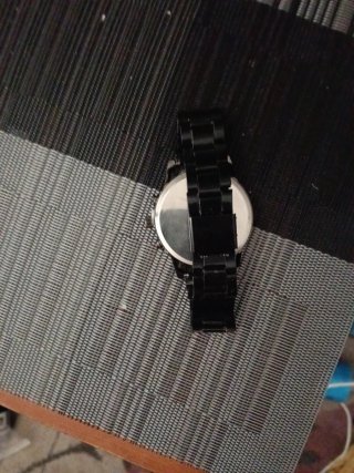 Elegante reloj negro