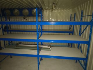 Estantería metálica azul y blanca