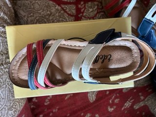 Sandalias de cuña abiertas azul, blanco y rojo