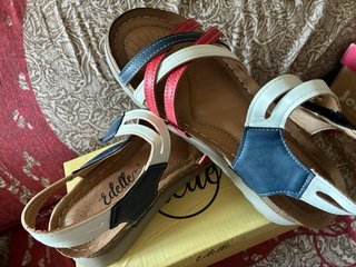 Sandalias de cuña abiertas azul, blanco y rojo