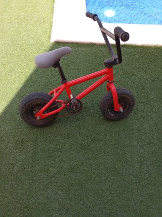Bicicleta BMX Roja Pequeña