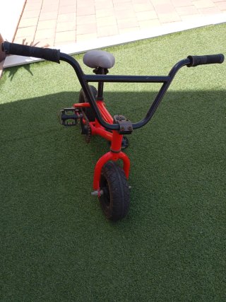 Bicicleta BMX Roja Pequeña