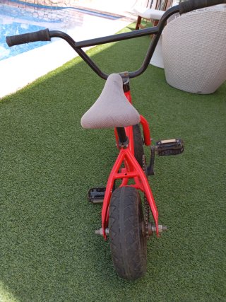 Bicicleta BMX Roja Pequeña