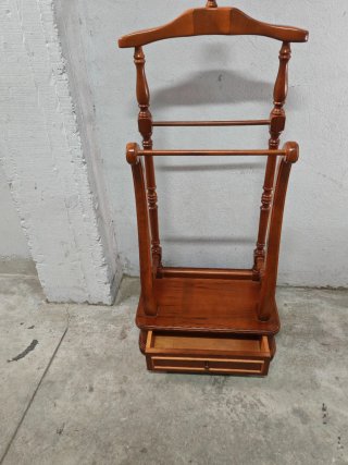 Elegante galán, de madera