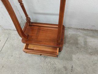 Elegante galán, de madera