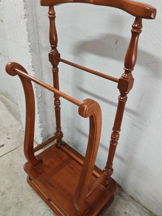 Elegante galán, de madera