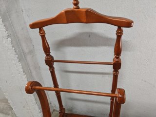 Elegante galán, de madera