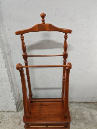 Elegante galán, de madera