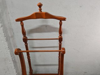 Elegante galán, de madera