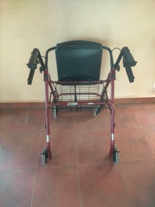 Andador con asiento y cesta