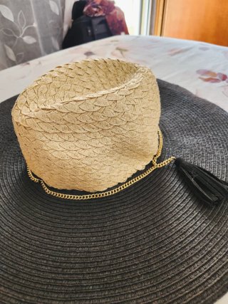 Sombrero de rafia negro y beige