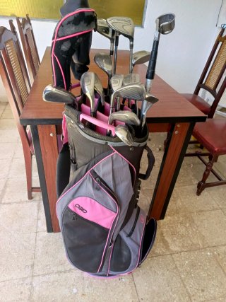 Set de palos de golf con accesorios