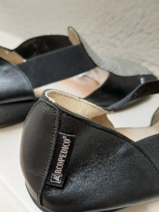 Sandalias de piel negras y plateadas