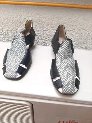 Sandalias de piel negras y plateadas