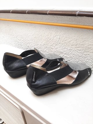 Sandalias de piel negras y plateadas