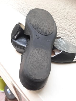 Sandalias de piel negras y plateadas