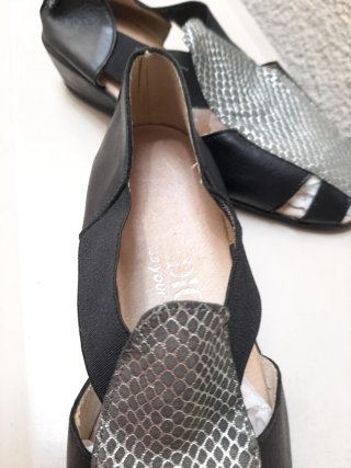 Sandalias de piel negras y plateadas