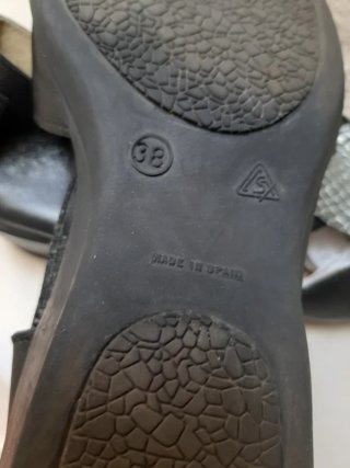 Sandalias de piel negras y plateadas