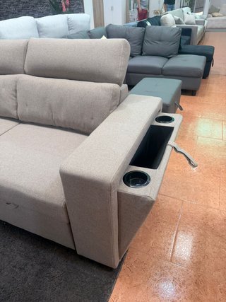 Sofá cama beige con arcón y portavasos