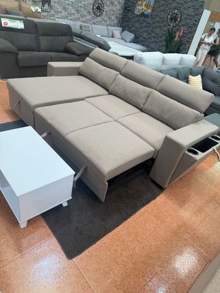 Sofá cama beige con arcón y portavasos