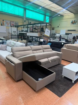Sofá cama beige con arcón y portavasos