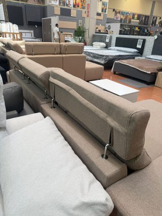 Sofá cama beige con arcón y portavasos