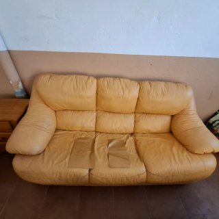 REGALO Conjunto de sofás beige y marrón TODOS rega