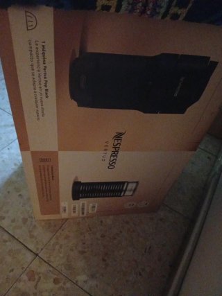 Cafetera Nespresso Vertuo pop Negra en su caja urg