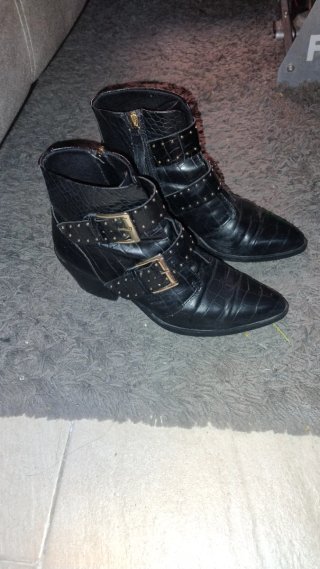 Botas Stradivarius con tachas