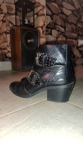 Botas Stradivarius con tachas