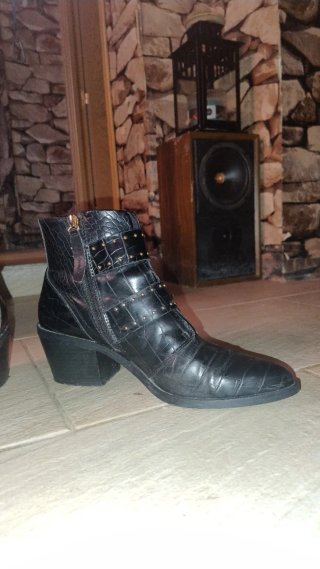 Botas Stradivarius con tachas