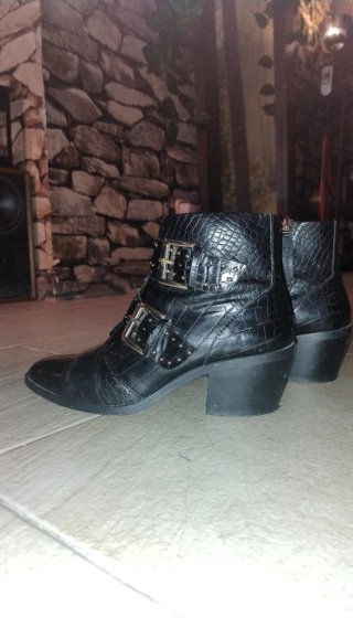 Botas Stradivarius con tachas