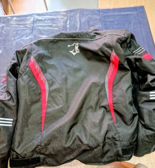Chaqueta Moto Negra y Roja Talla 5XL.. Guantes par