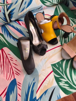 Tacones Diseño Negro y Amarillo Talla 38