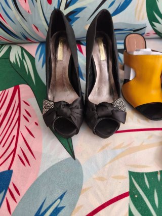 Tacones Diseño Negro y Amarillo Talla 38