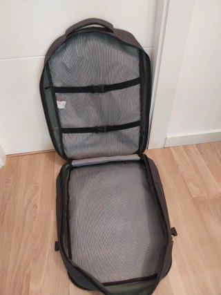 Mochila de viaje gris sin usar