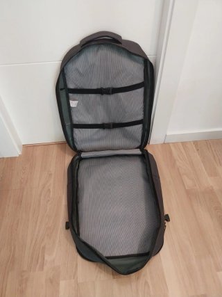 Mochila de viaje gris sin usar
