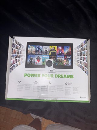 Xbox Series S con mando y caja.
