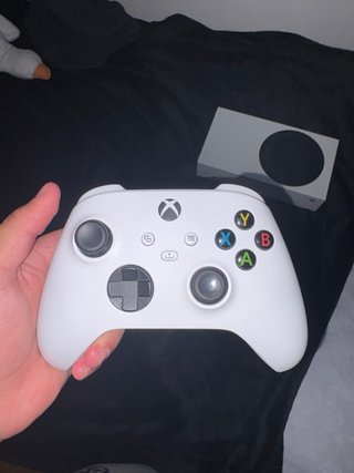 Xbox Series S con mando y caja.