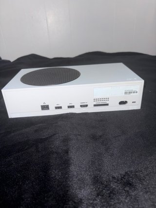 Xbox Series S con mando y caja.