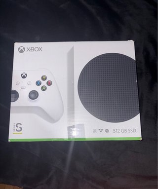 Xbox Series S con mando y caja.