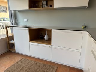 Cocina blanca y madera