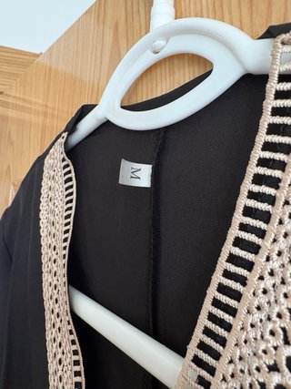 Vestido negro escote V con encaje