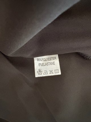 Vestido negro escote V con encaje