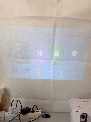 Proyector Magcubic HY310 Blanco y Dorado