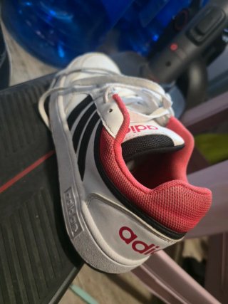 Zapatillas Adidas Blancas y Rojas