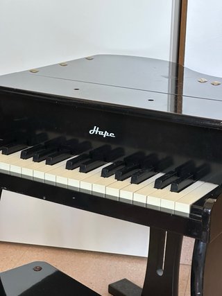 Piano de juguete Hape negro