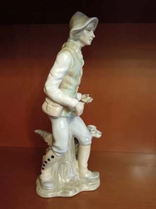Figura de porcelana TENGRA cazador con perro