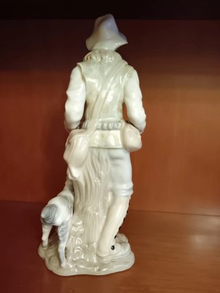 Figura de porcelana TENGRA cazador con perro