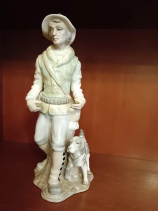 Figura de porcelana TENGRA cazador con perro